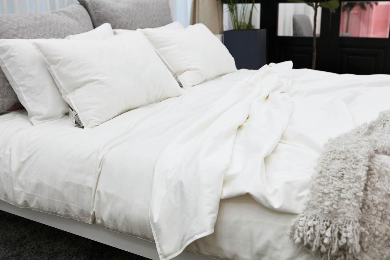 white-bed-sheet-and-duvet-cover
